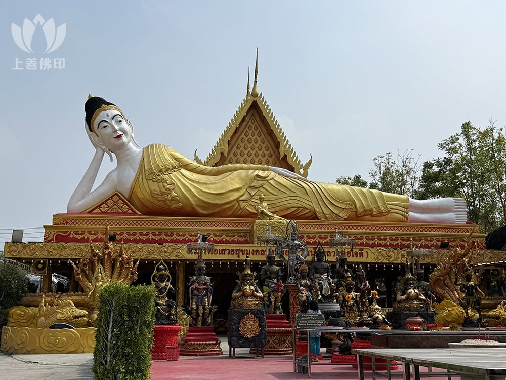 旁邊的Wat Mai Supadittharam, 巨型臥佛像