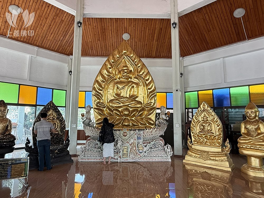 寺廟近年添加了座山佛像