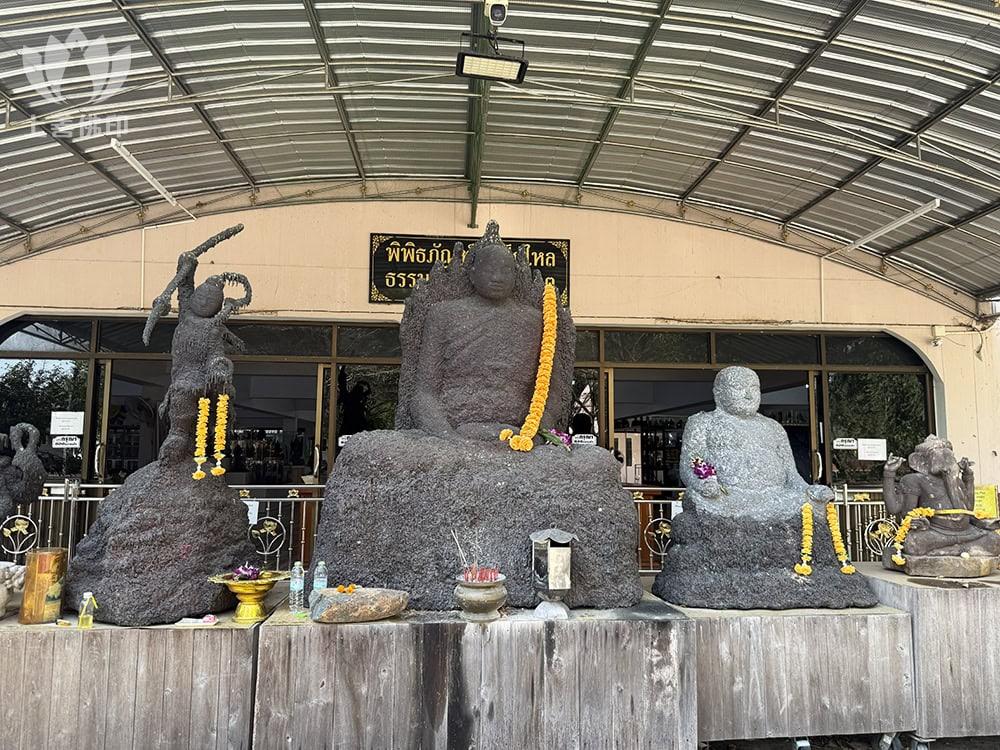 寺廟的門口, 感覺每一段時間都會轉一次