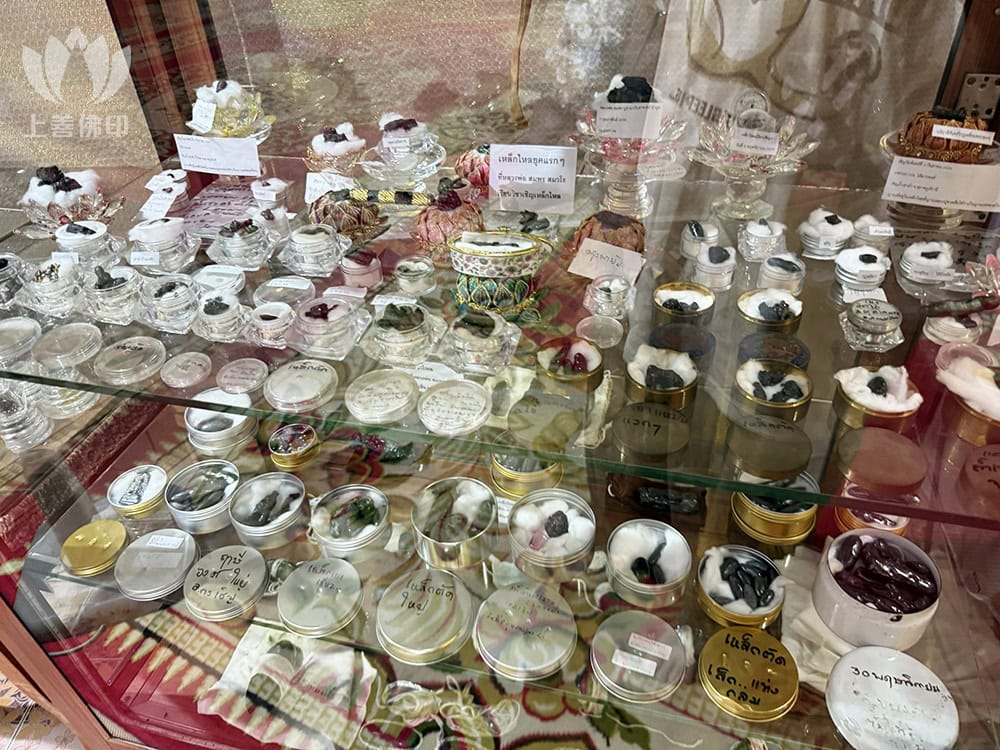 寺廟擺放了很多不同種類的力泥