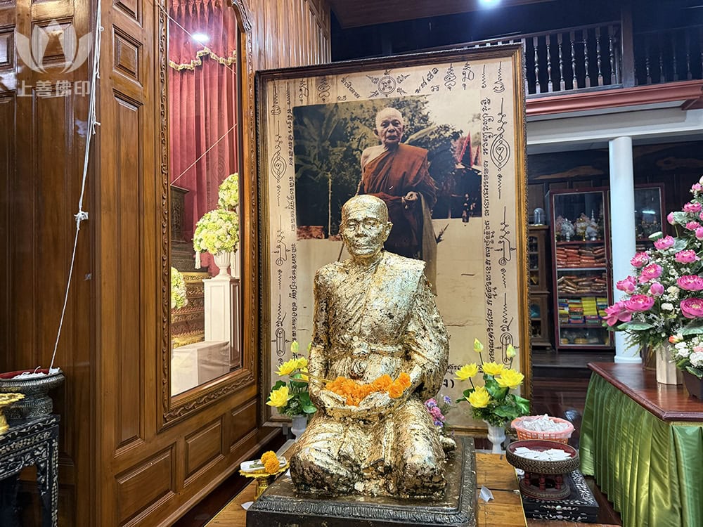寺廟內放了很多師父的銅像