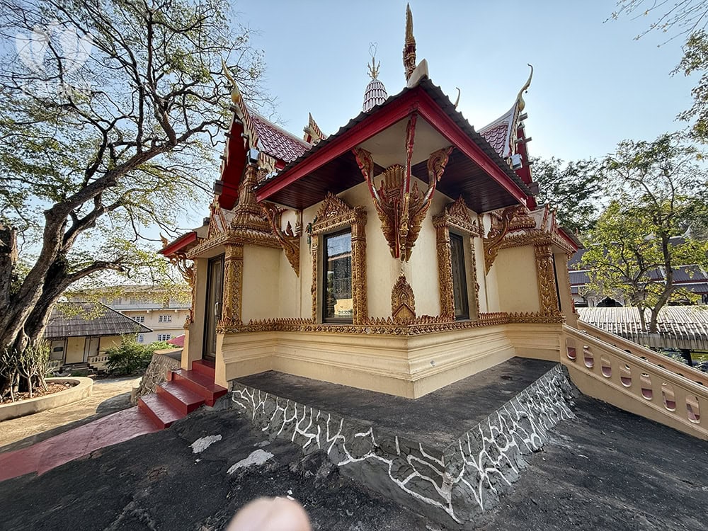 寺廟在山上有個住宿, 和尚就是在這休息
