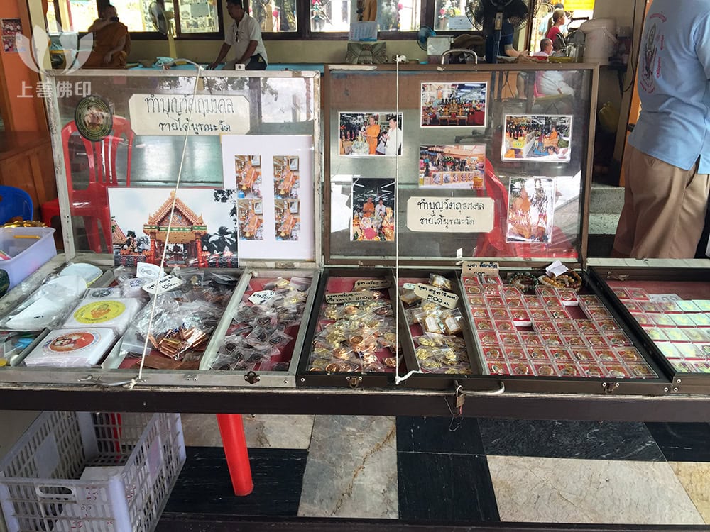 寺廟內的攤檔, 不過大多是紀念版