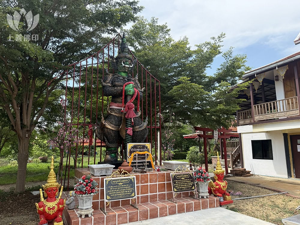 寺廟最近門口放了一尊鬼王