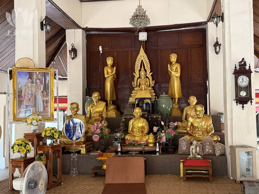  寺廟內有很多佛壇, 這是其中一個