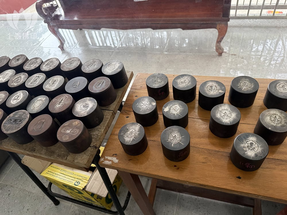  寺廟展示了法會用完的模具