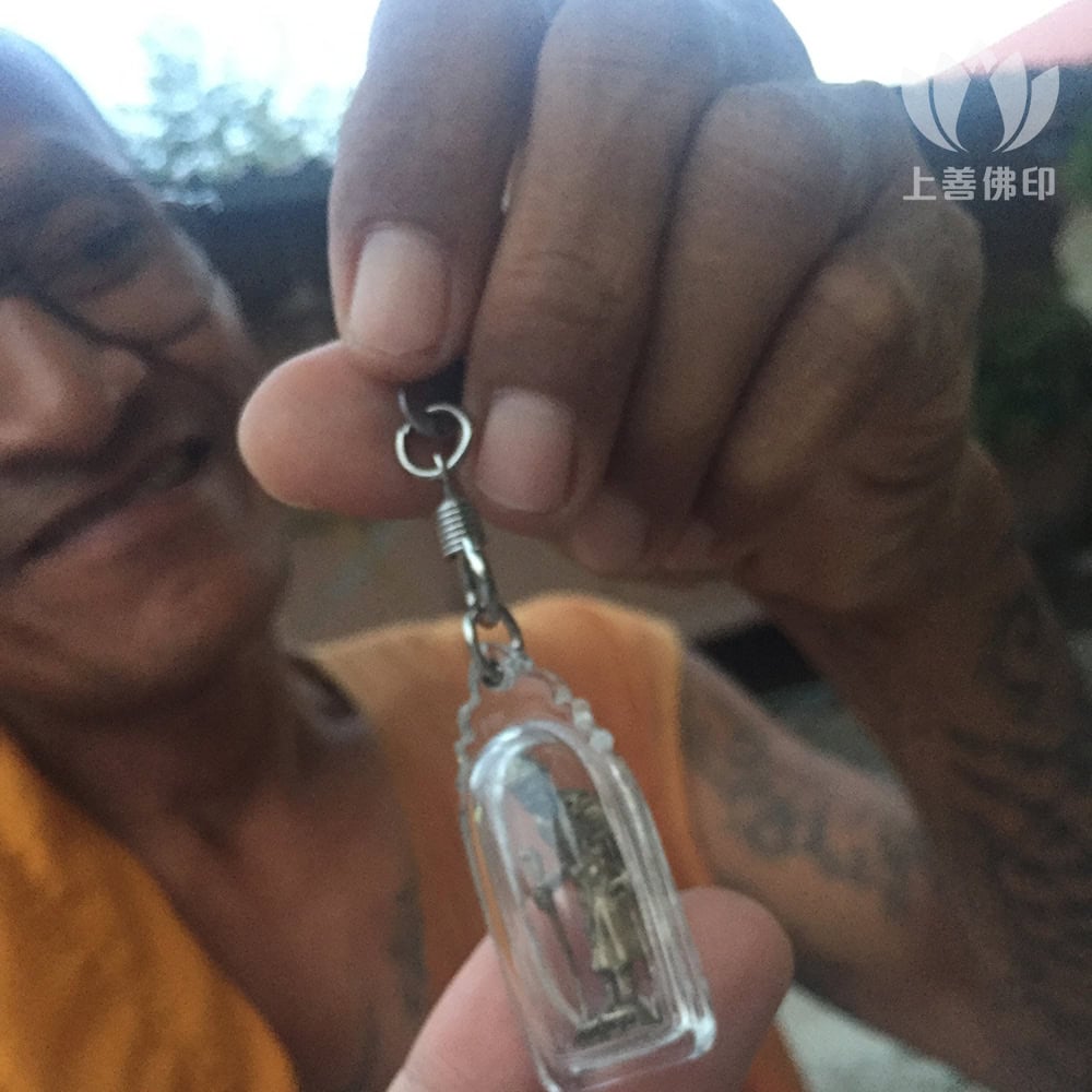 Wat Wang Si Thong 寺廟內的和尚分享他佩帶的龍婆朗佛牌