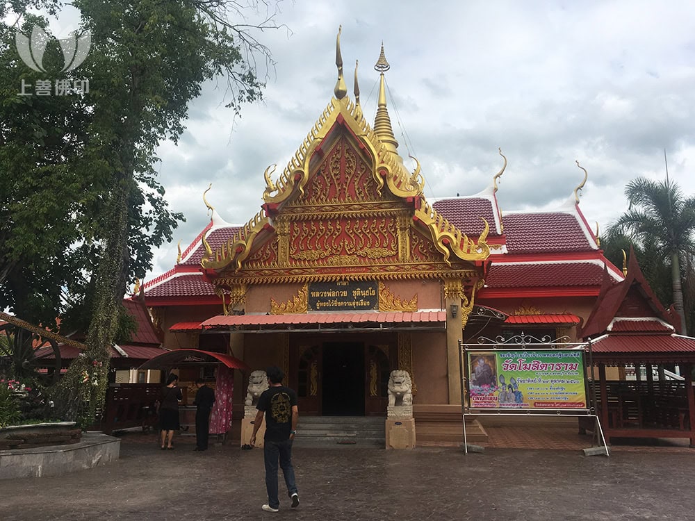 龍婆貴 Wat Khositaram – 寺廟外的主殿 (封面圖)