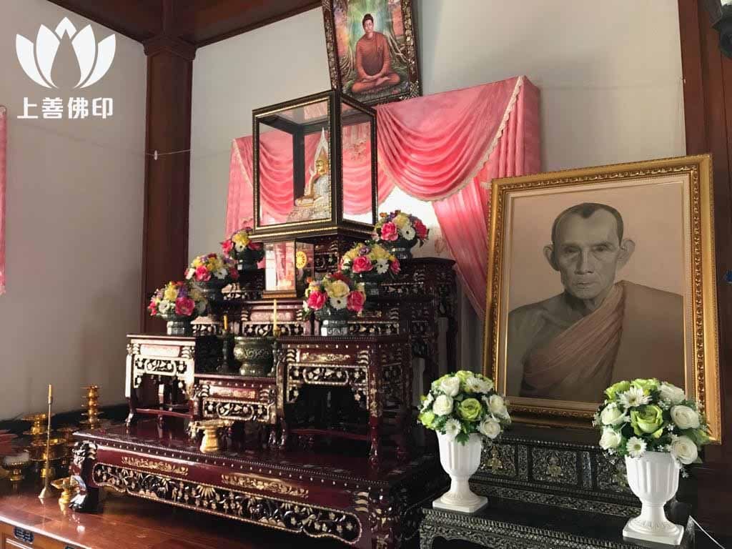 寺廟內擺放了師父的法照