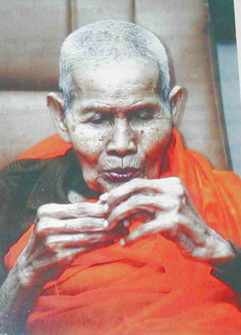 龍婆川 Wat Yan Sen, 師父在加持聖物中