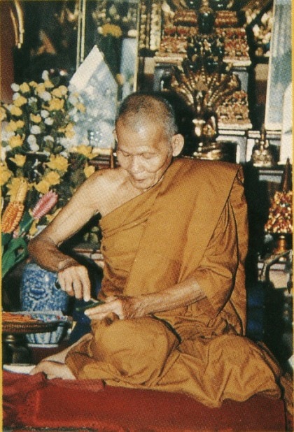 龍婆堪潘 (龍婆甘盤) Wat That Mahachai - 師父正在示範制作佛牌