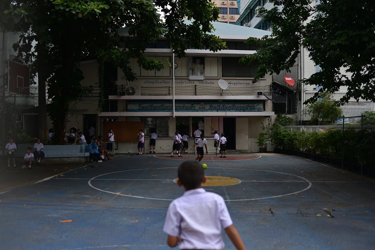 寺廟旁邊有一間小學, 我覺得我呢張影得不錯