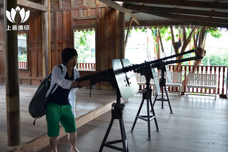 寺廟內有機關槍
