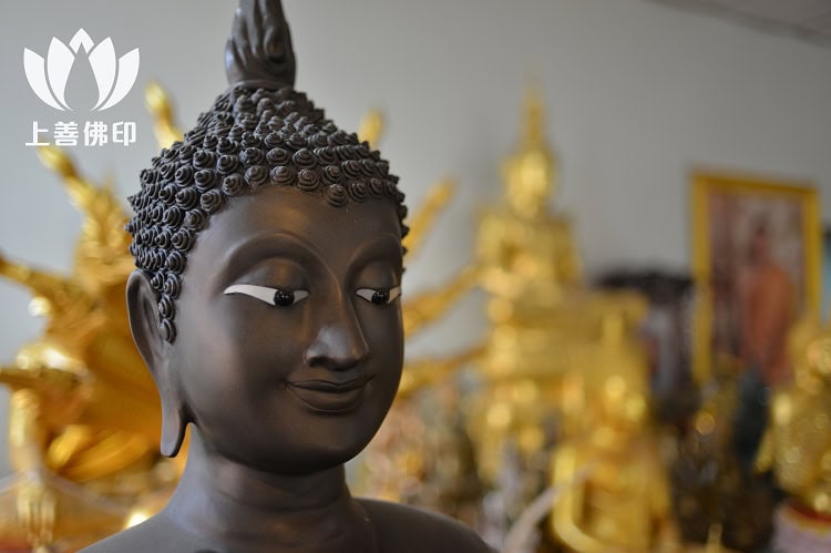 寺廟內有尊佛,樣子有點可愛