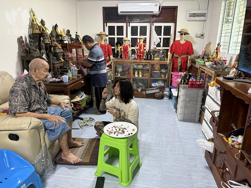  阿贊Bee教小弟分別市場上很多仿制品的分別