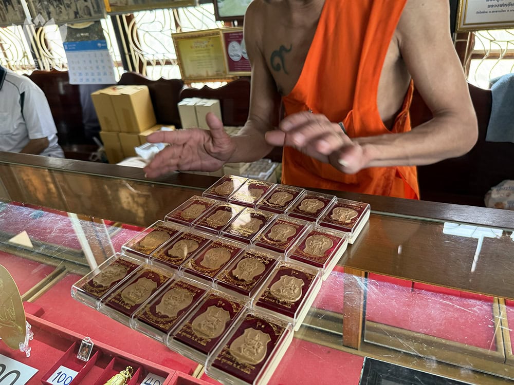 每次來都供請很多聖物