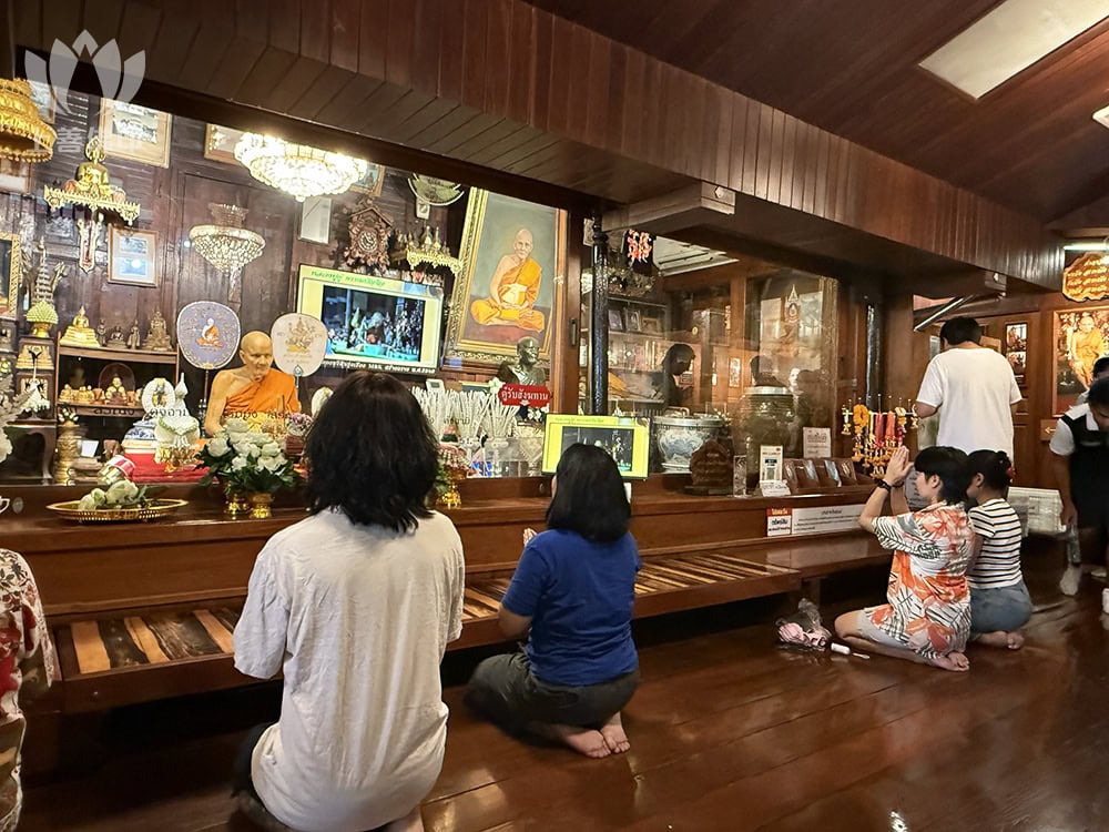 寺廟內每天都很多善信來拜師父