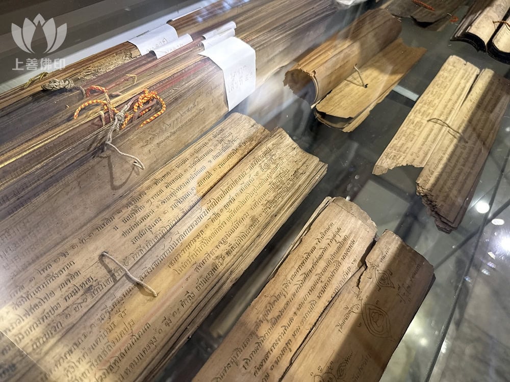寺廟的博物館內顯示很多古老法術書籍