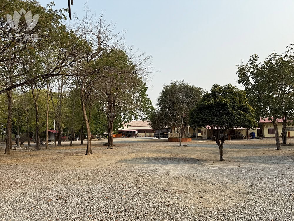 寺廟很遠處見到橙色僧衣