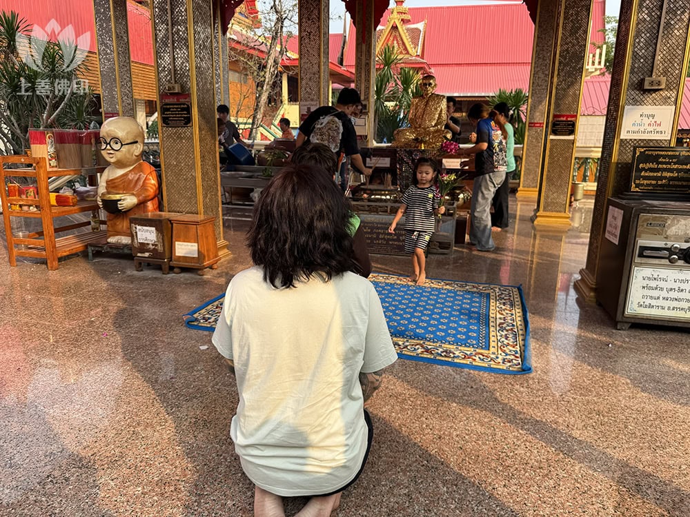 寺廟內頂禮