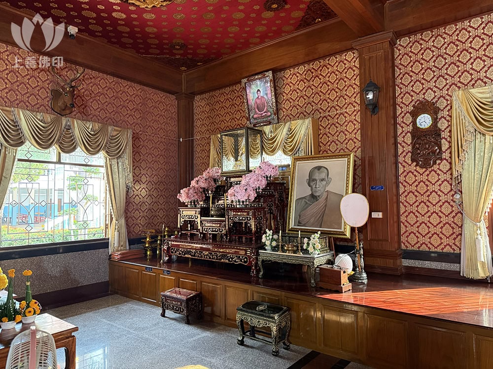 寺廟內擺放了很多龍婆貴的法照