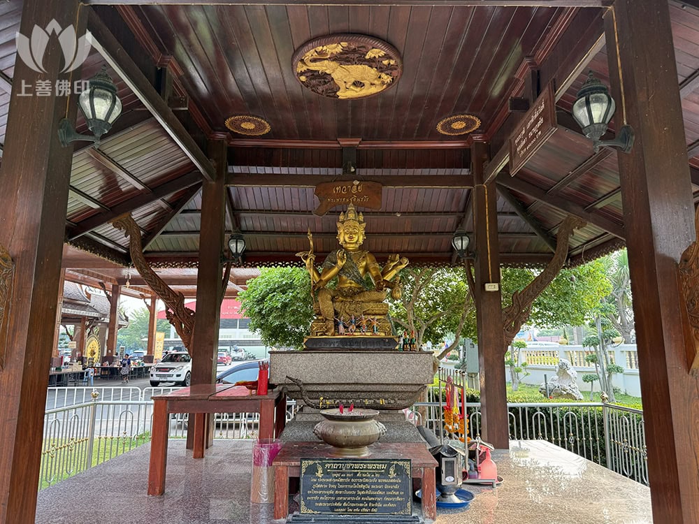 寺廟外不知何時興建了一尊四面神