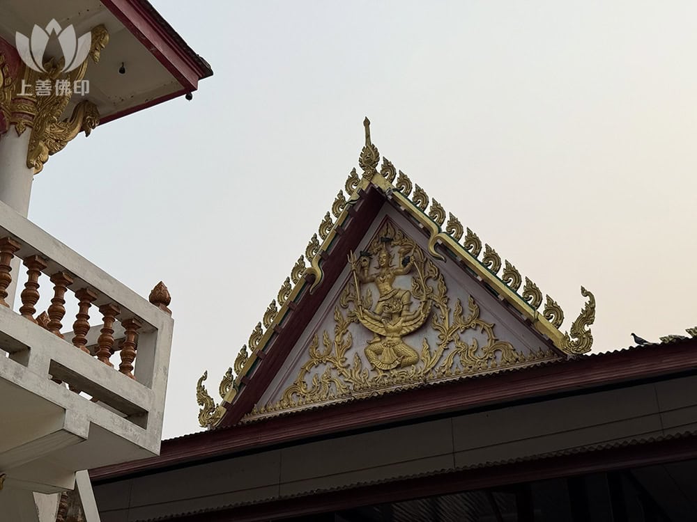 寺廟的大殿頂有鷹神