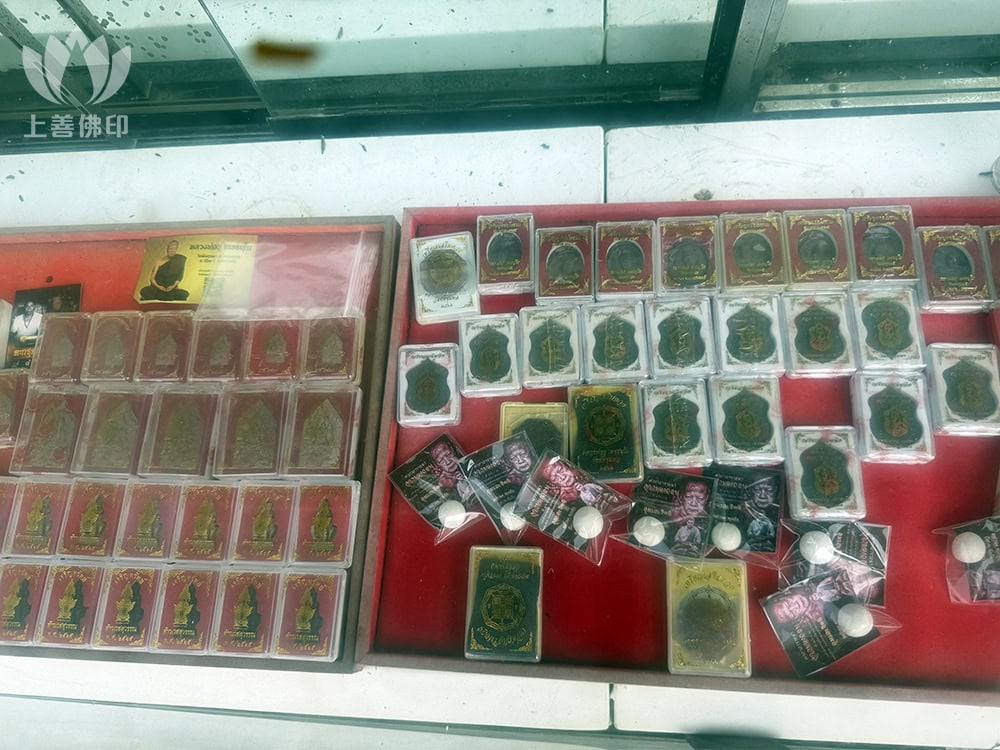寺廟內放了很多聖物可以供請