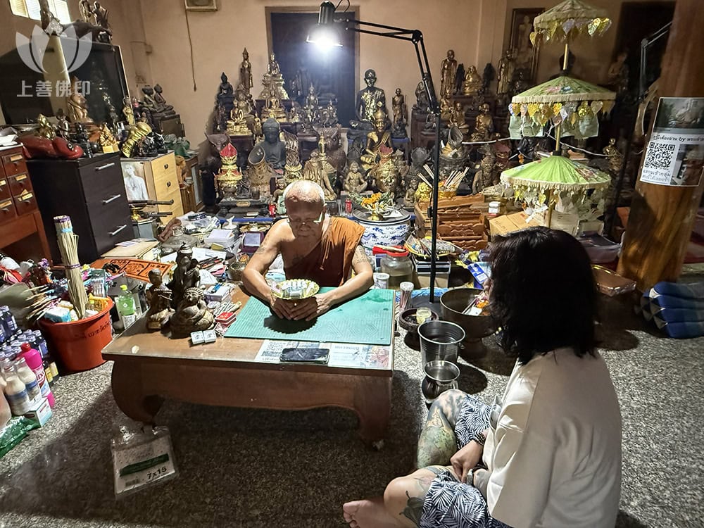 廟內龍婆初師父為聖物加持中.