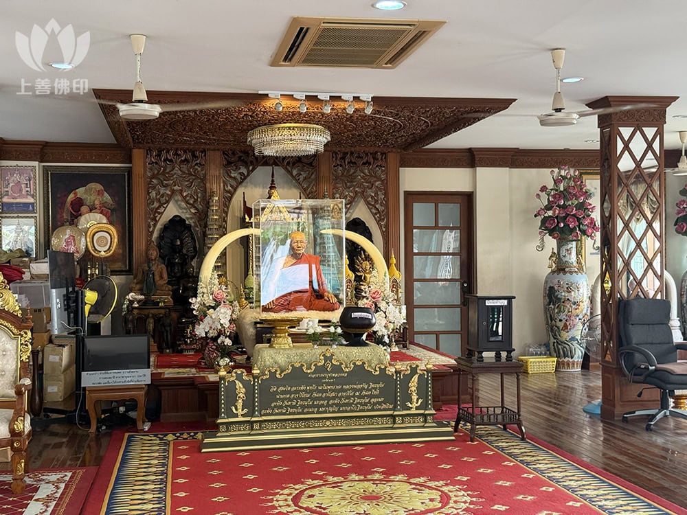 寺廟另一邊的主佛壇