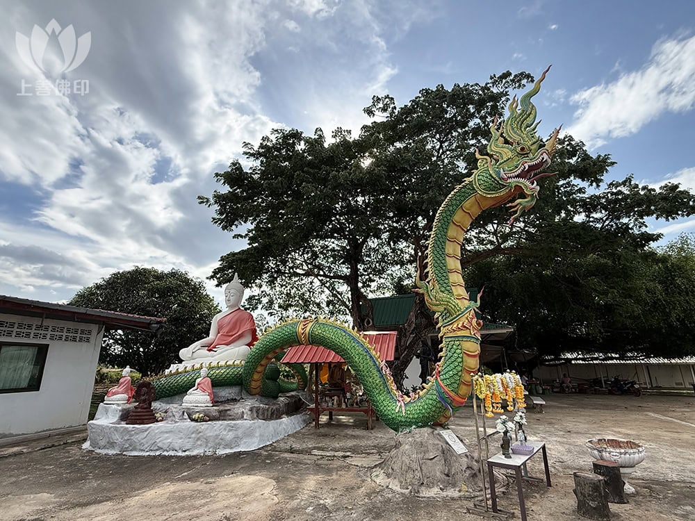 寺廟內擺放了一尊好巨型的水龍