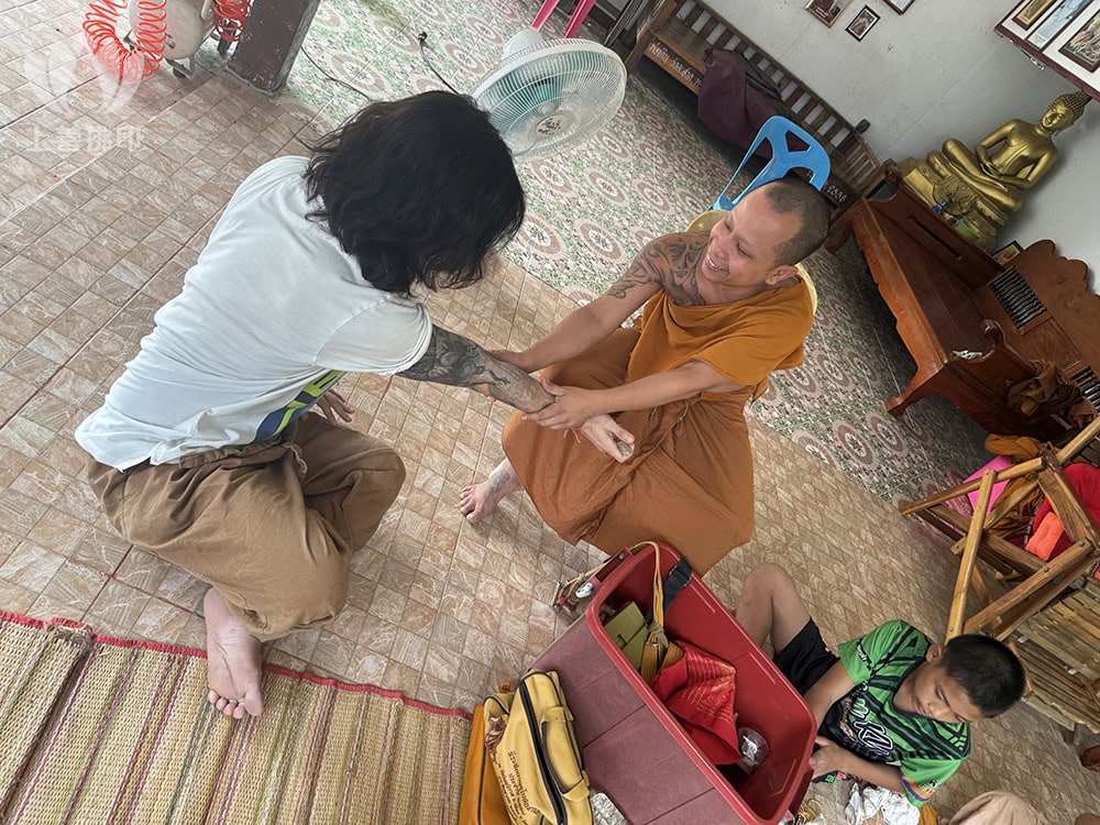 寺廟內住持在為我做些小法事