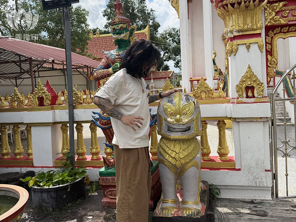 寺廟內有隻很有趣的神獸, 引不住要合照