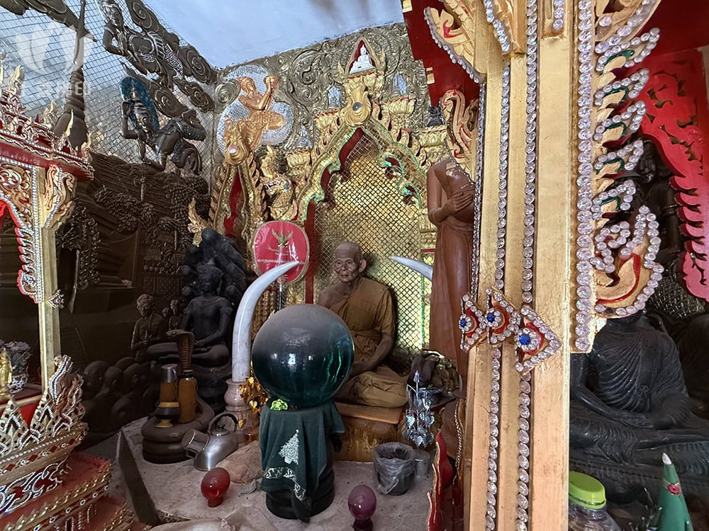 寺廟內擺放了師父的銅像