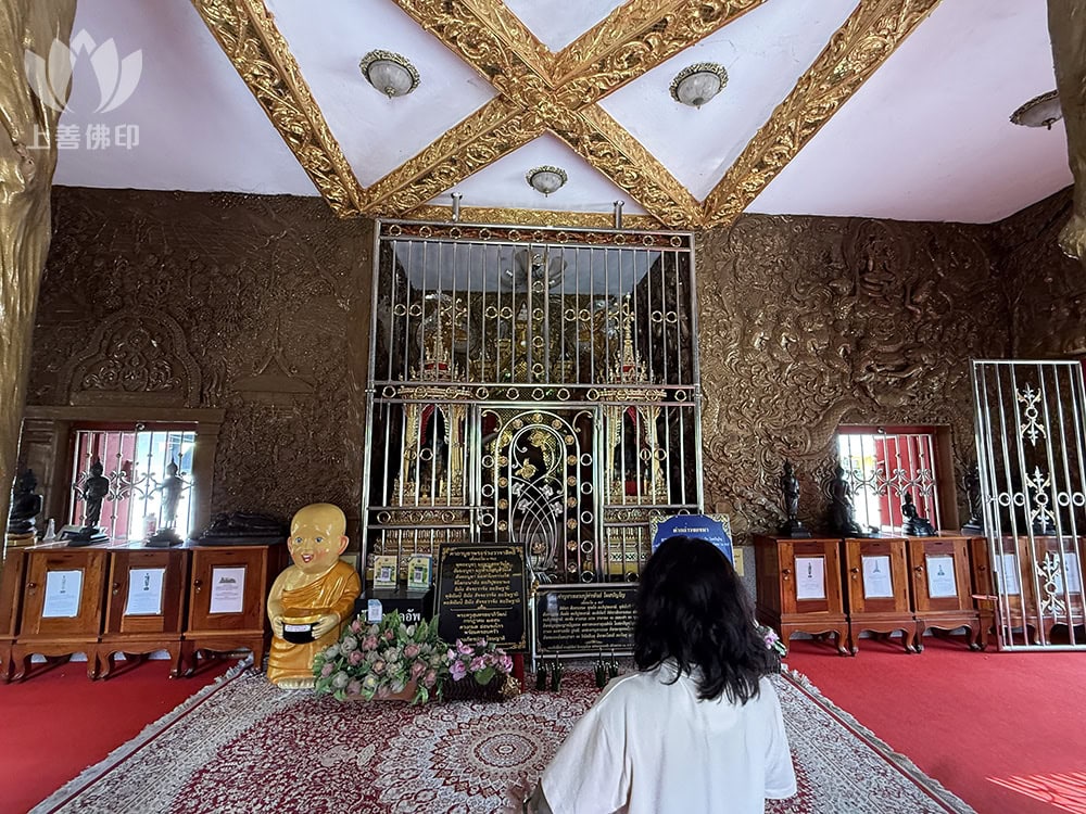  寺廟內拜祭師父的銅像