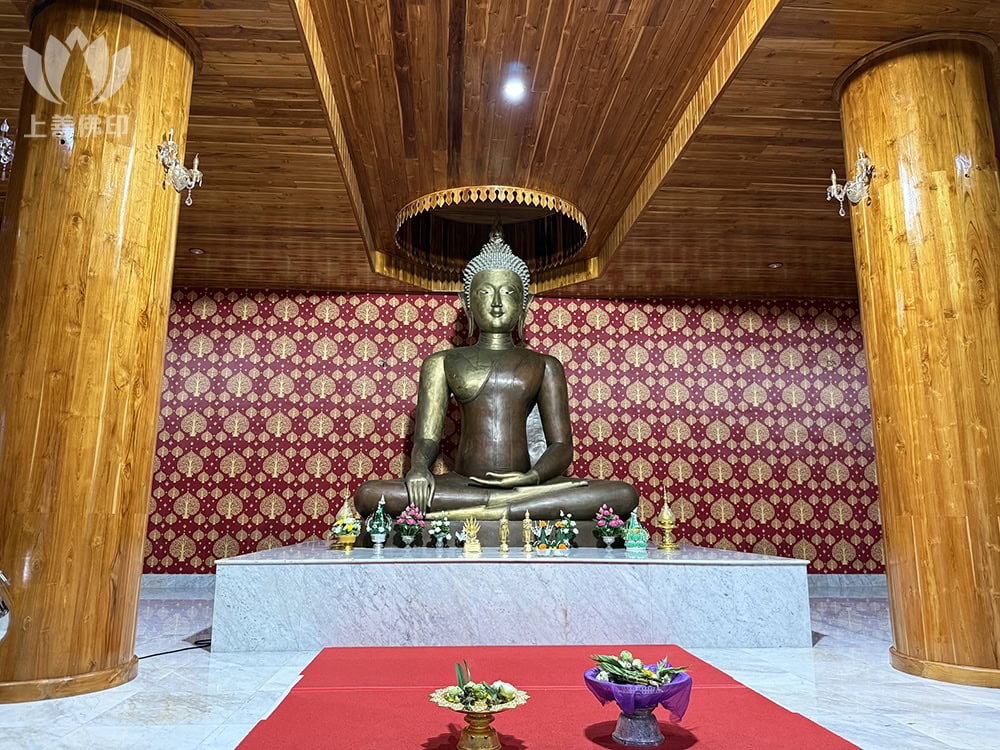 寺廟內擺放了很大的佛祖
