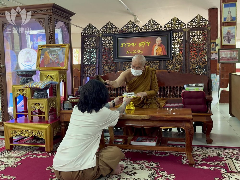 龍婆奴英師父為小弟祝福，師父年紀需大，手臂力度不下於我 