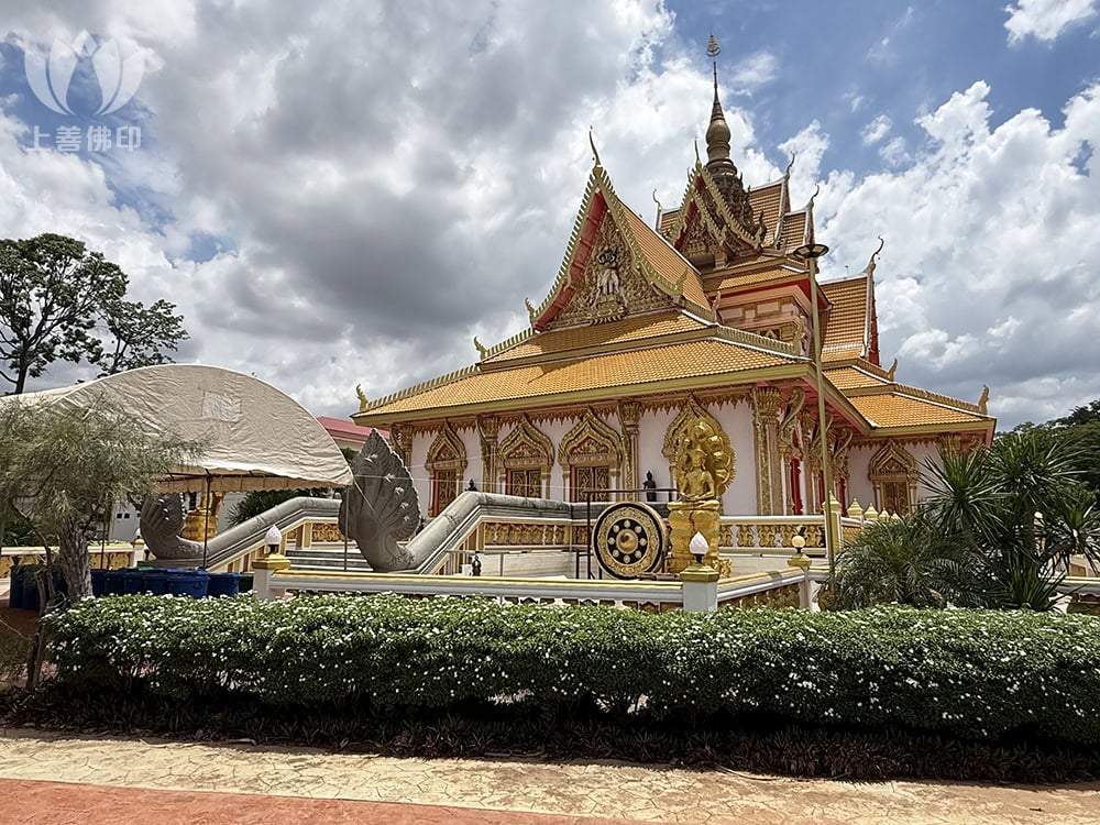  Wat Pa Puthamongkol 的吉祥佛塔
