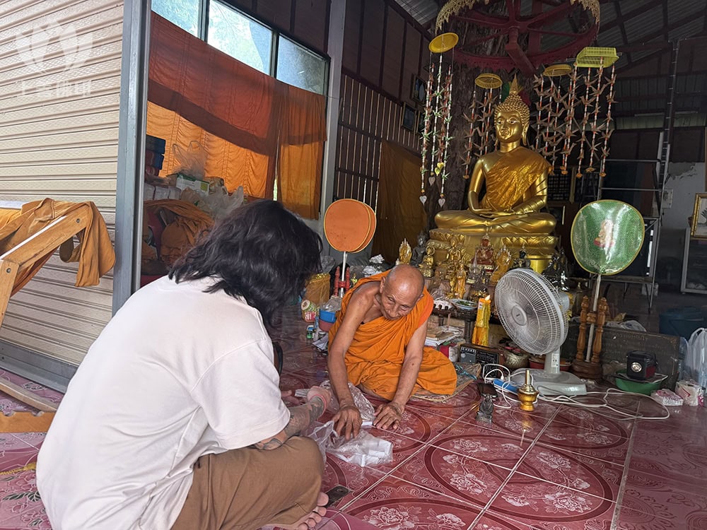  寺廟內現住持再為聖物祝福