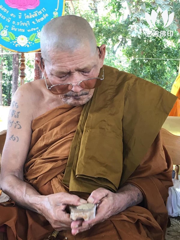 龍婆瑪哈史喇 Wat Phra That Muen Hin - 師父師傅為聖物加持中