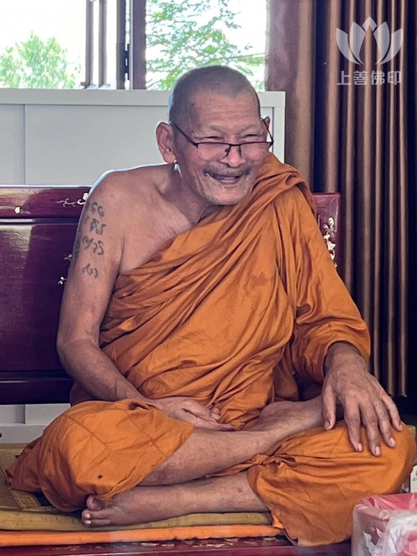 龍婆瑪哈史喇 Wat Phra That Muen Hin - 師父接見善信， 樣子很開心